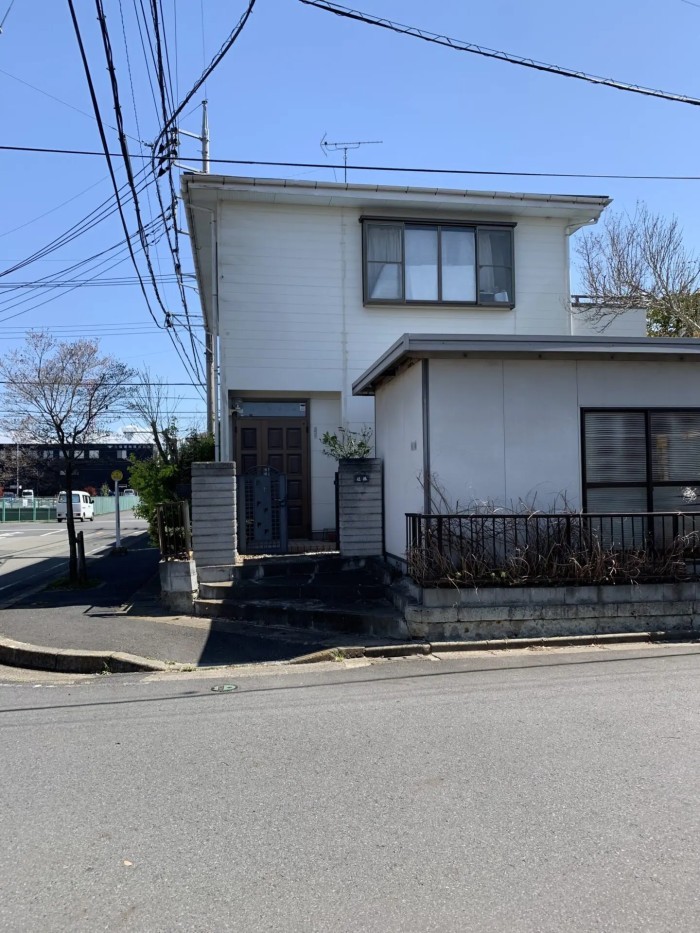木津川市で電線にかかったカナメモチを安全に伐採｜家のすぐ横でも安心の特殊伐採事例 - After