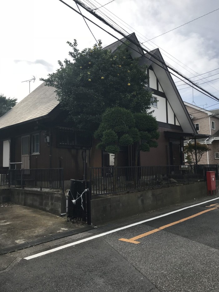 木津川市で日陰と実の掃除に悩む大きな木の伐採｜特殊伐採 奈良・京都南部 - Before